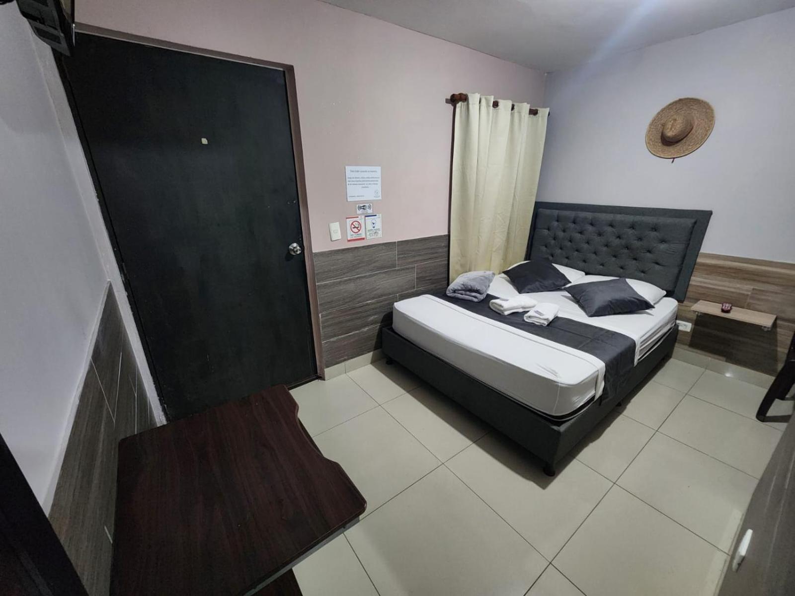 Hotel Medellin Calasanz Esterno foto